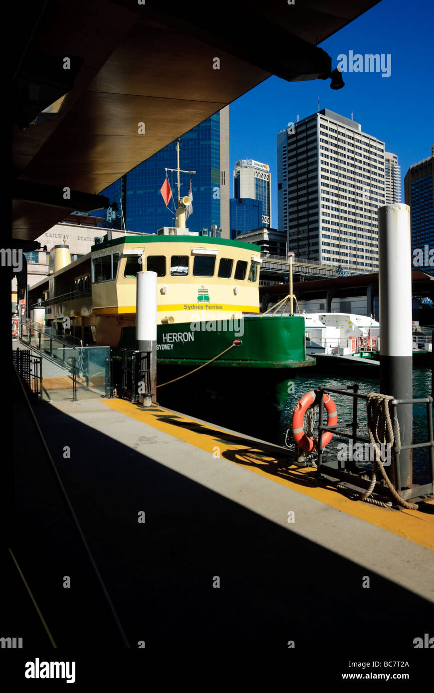 L'un des célèbre Sydney Ferries, accosté à Circular Quay. Banque D'Images