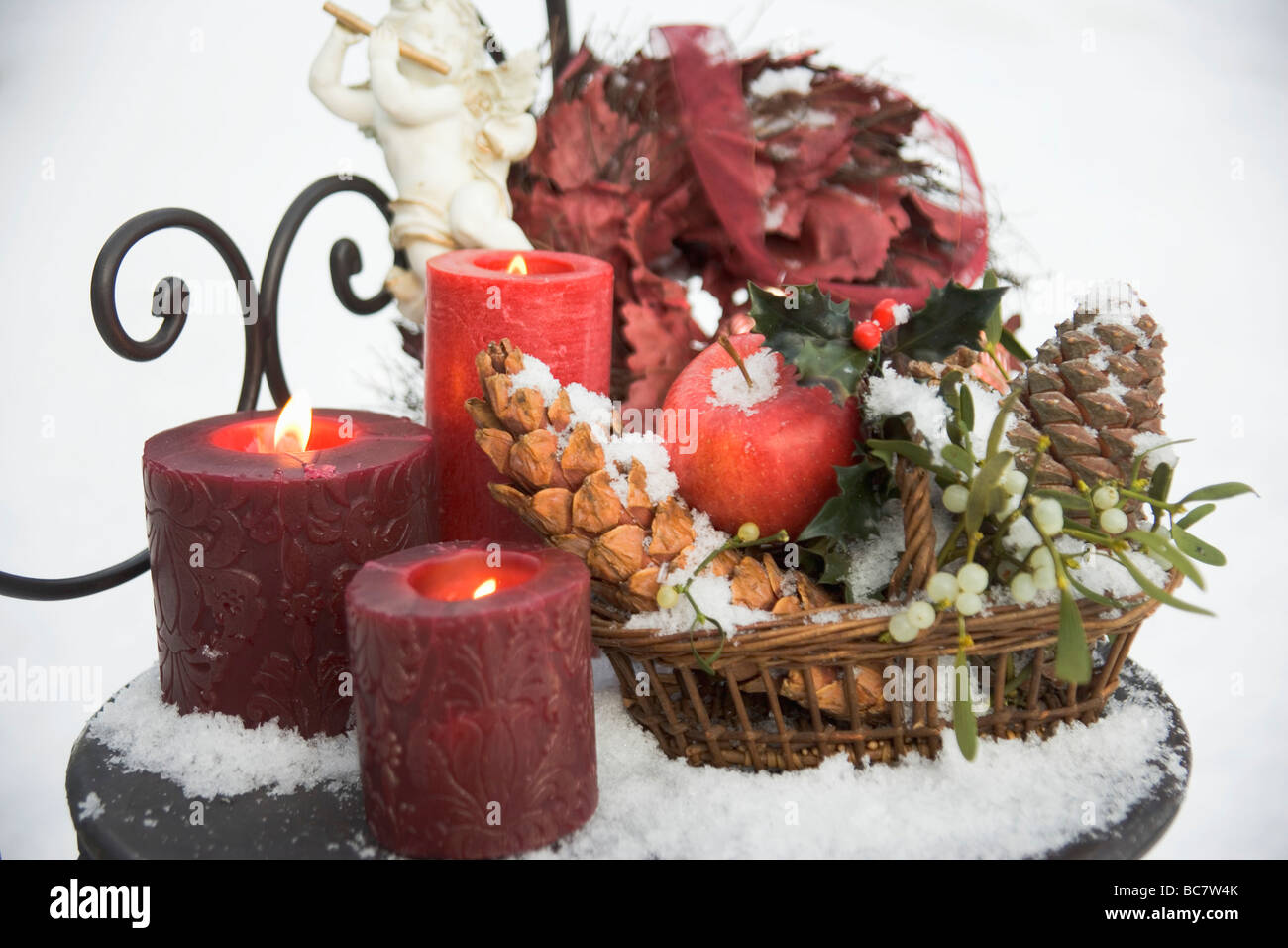 Décorations de Noël sur des table de jardin - Banque D'Images