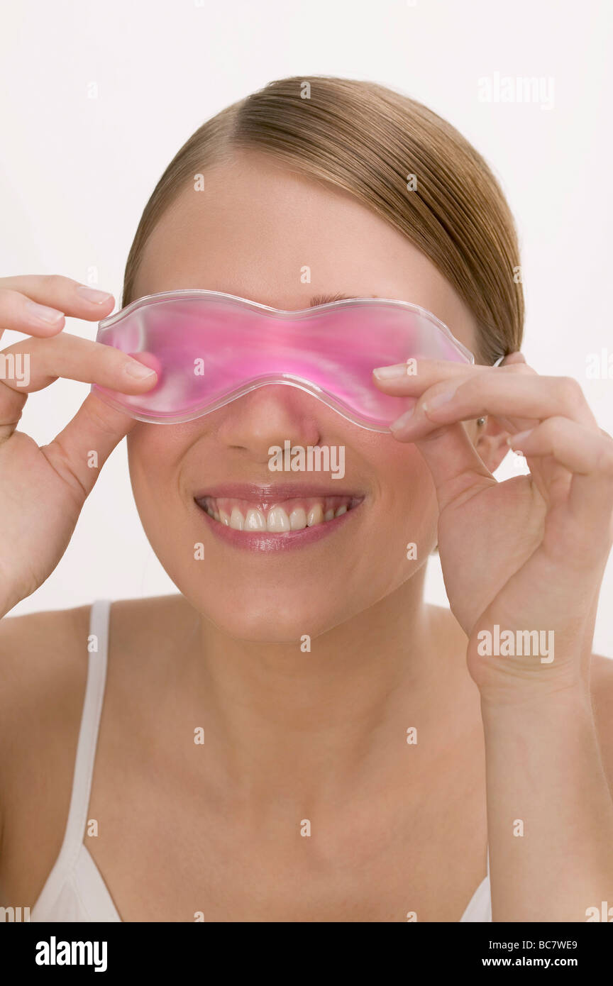 Femme avec un masque de refroidissement - Banque D'Images