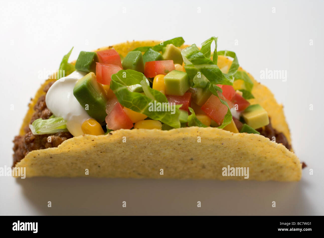 Taco, avec petits légumes et crème aigre - Banque D'Images