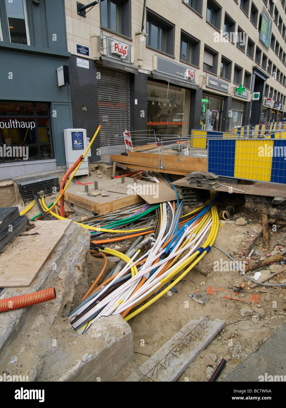 Beaucoup, beaucoup de câbles dans le sol sous la chaussée dans une rue de Bruxelles Belgique Banque D'Images