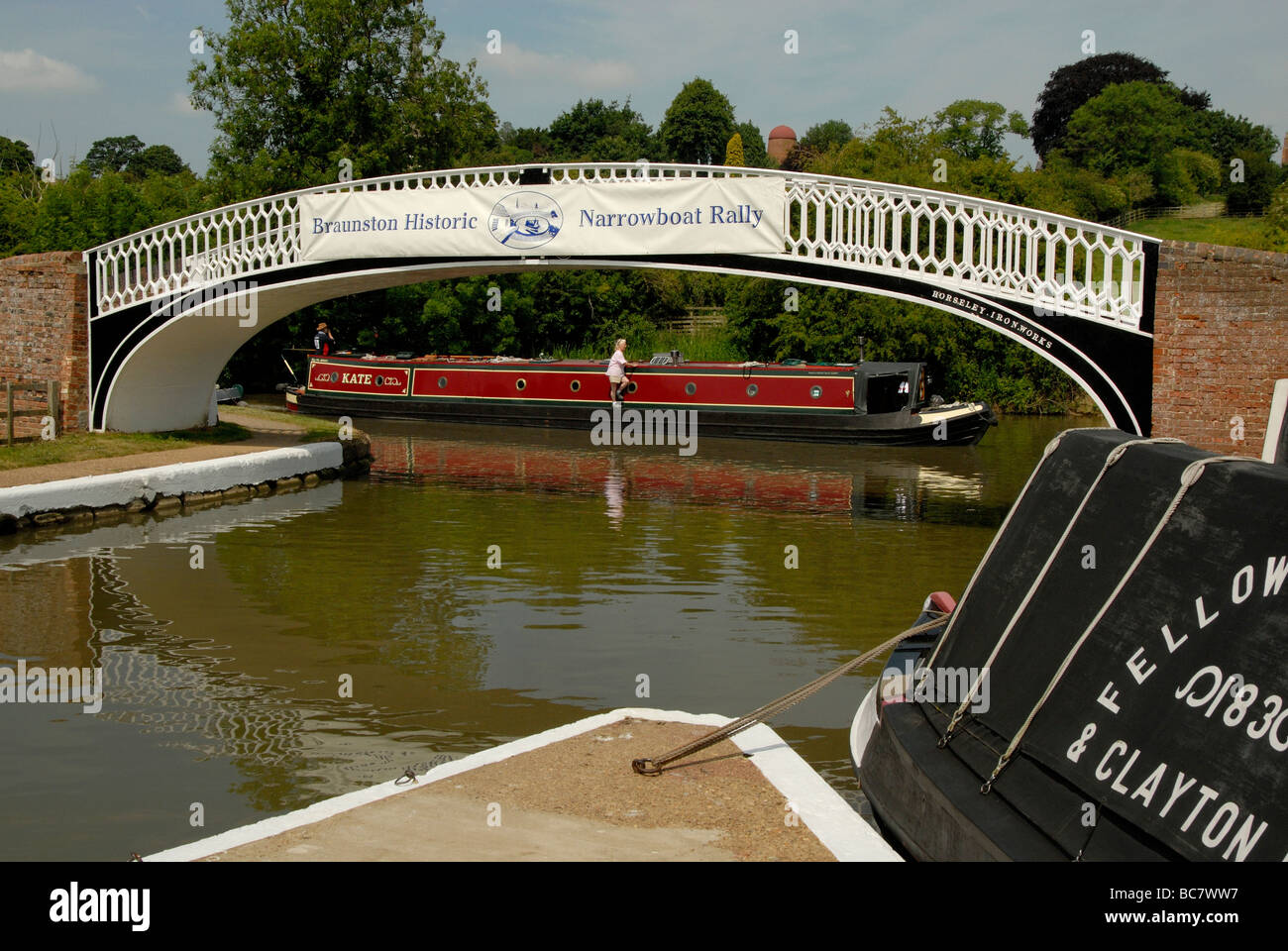 15-04 loisirs passant ferronnerie victorien pont-canal avec rally bannière au Marina Braunston, Northamptonshire, Angleterre Banque D'Images