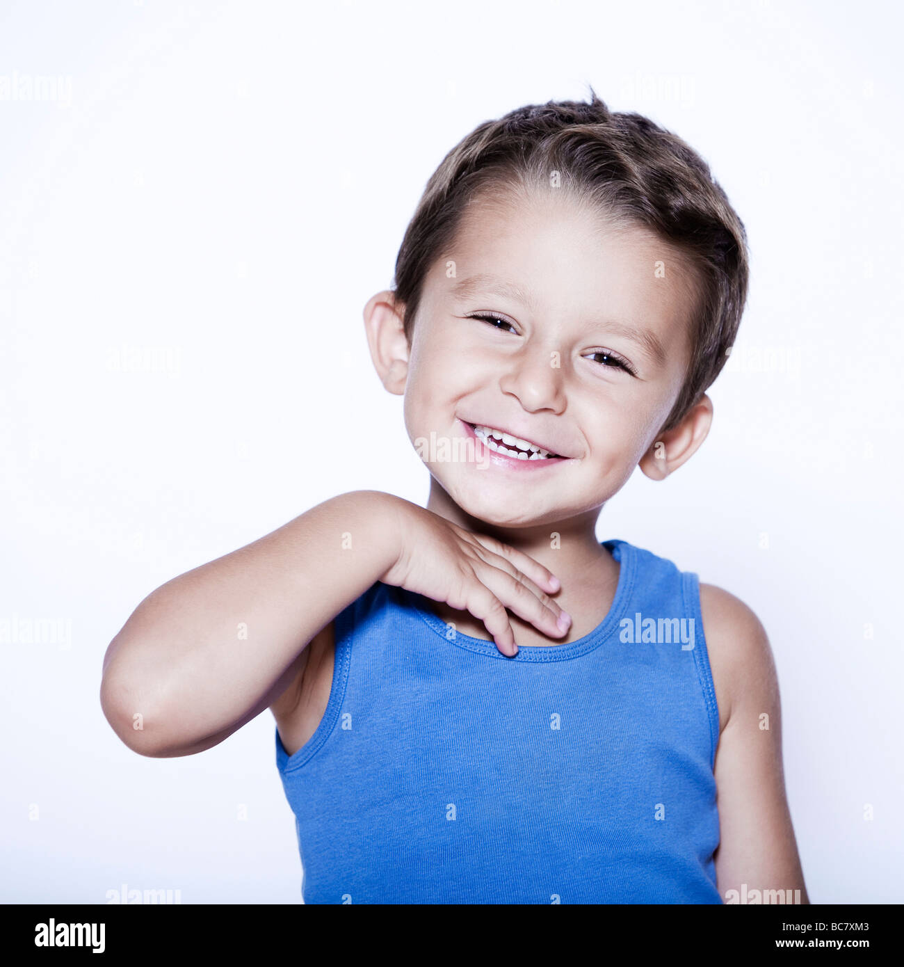 Charmant et expressif studio portrait enfant fond isolé Banque D'Images