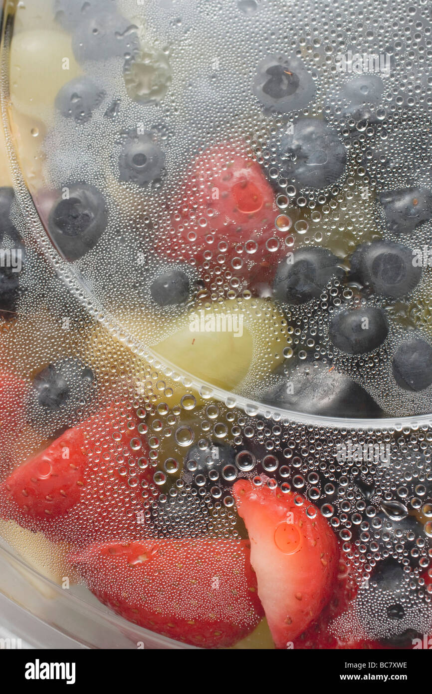 La salade de fruits dans un contenant de plastique (close-up) - Banque D'Images