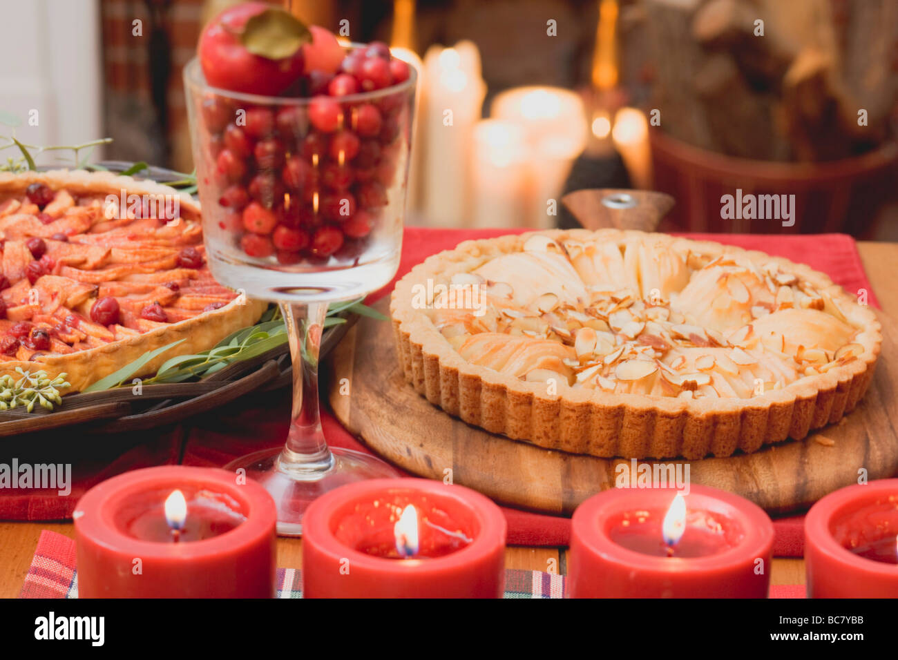 Deux tartes aux pommes sur la table de Noël - Banque D'Images