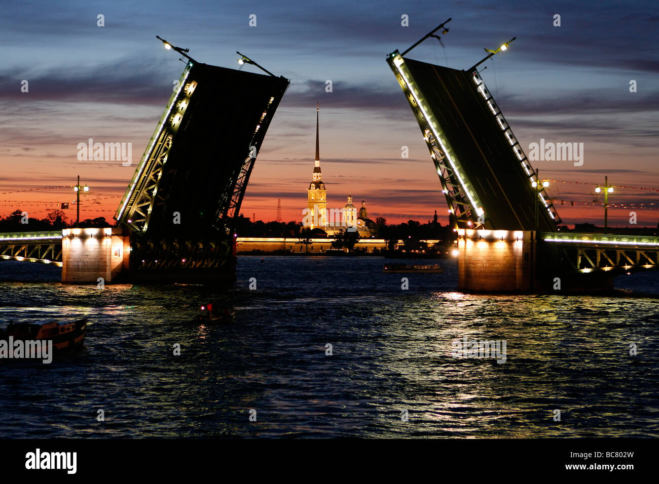 Saint Petersburg. Nuits blanches. Vue de la forteresse Pierre et Paul entre parties de Palace Bridge près de palais d'hiver(Hermitage) Banque D'Images