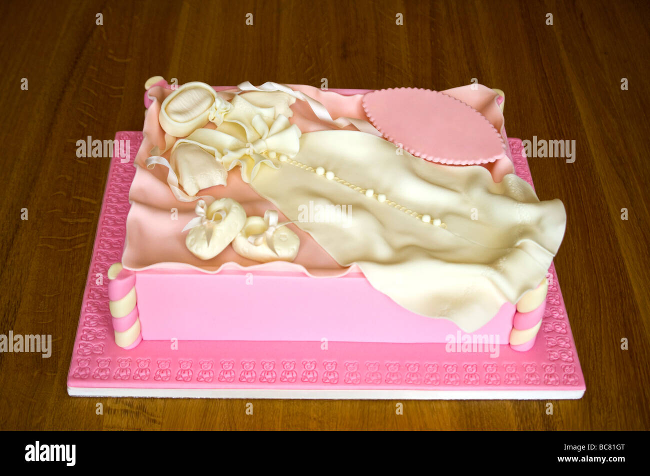 Close up of Horizontal sugarcraft détaillées travailler sur un gâteau de célébration décoré pour un bébé fille baptême ou cérémonie de baptême Banque D'Images