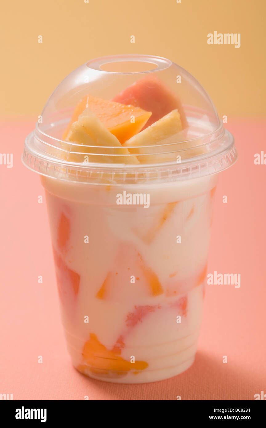 Le yogourt aux fruits frais en pot en plastique - Banque D'Images