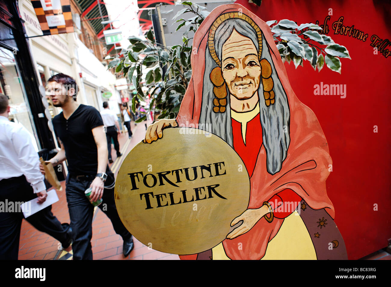 Fortune Teller stall in South City Market aka George s Street Arcade en République d'Irlande Dublin Banque D'Images