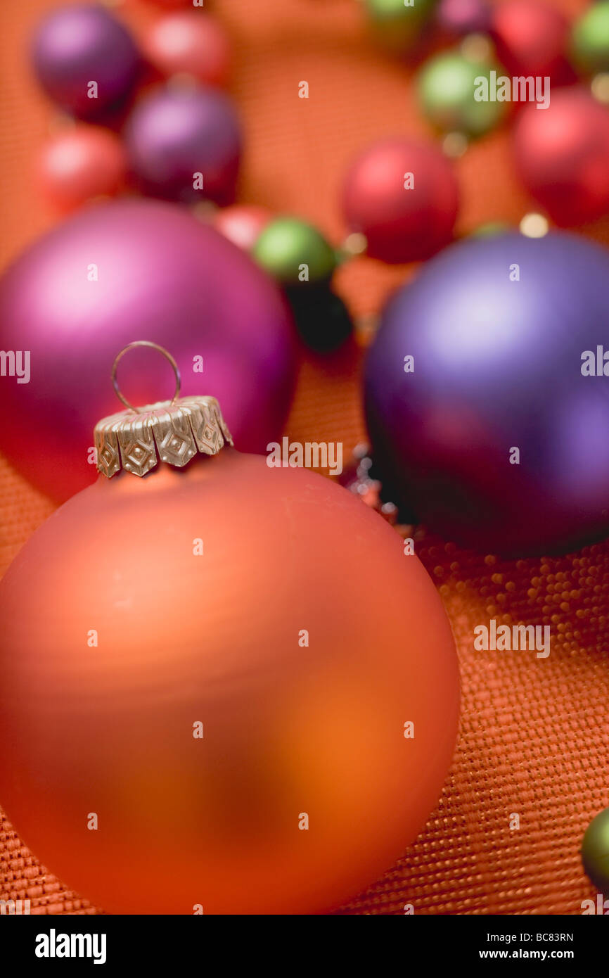 Boules de Noël colorées de différentes tailles - Banque D'Images