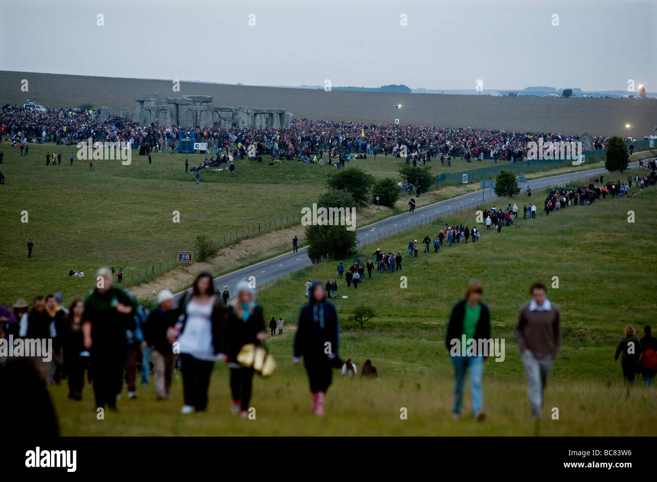 Solstice Stonehenge hippies d'été 21 juin 2009 les druides foule Banque D'Images