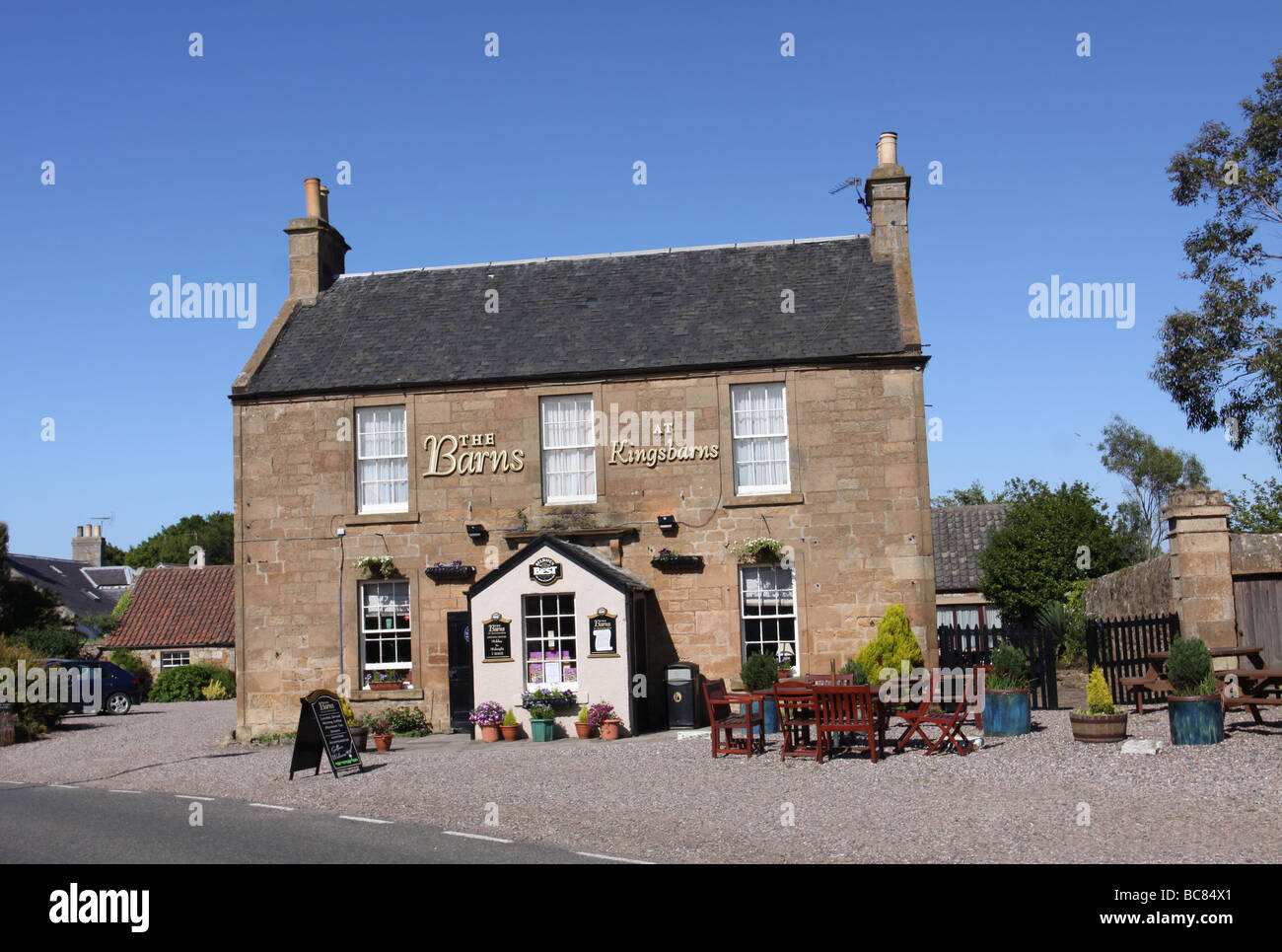 Extérieur de la pub écossais Fife Kingsbarns Granges Écosse Juin 2009 Banque D'Images