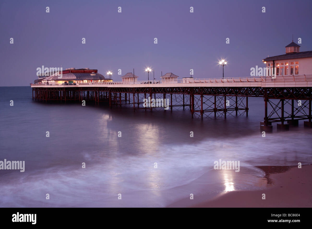 Jetée de Cromer de nuit côte nord du comté de Norfolk County England UK Banque D'Images