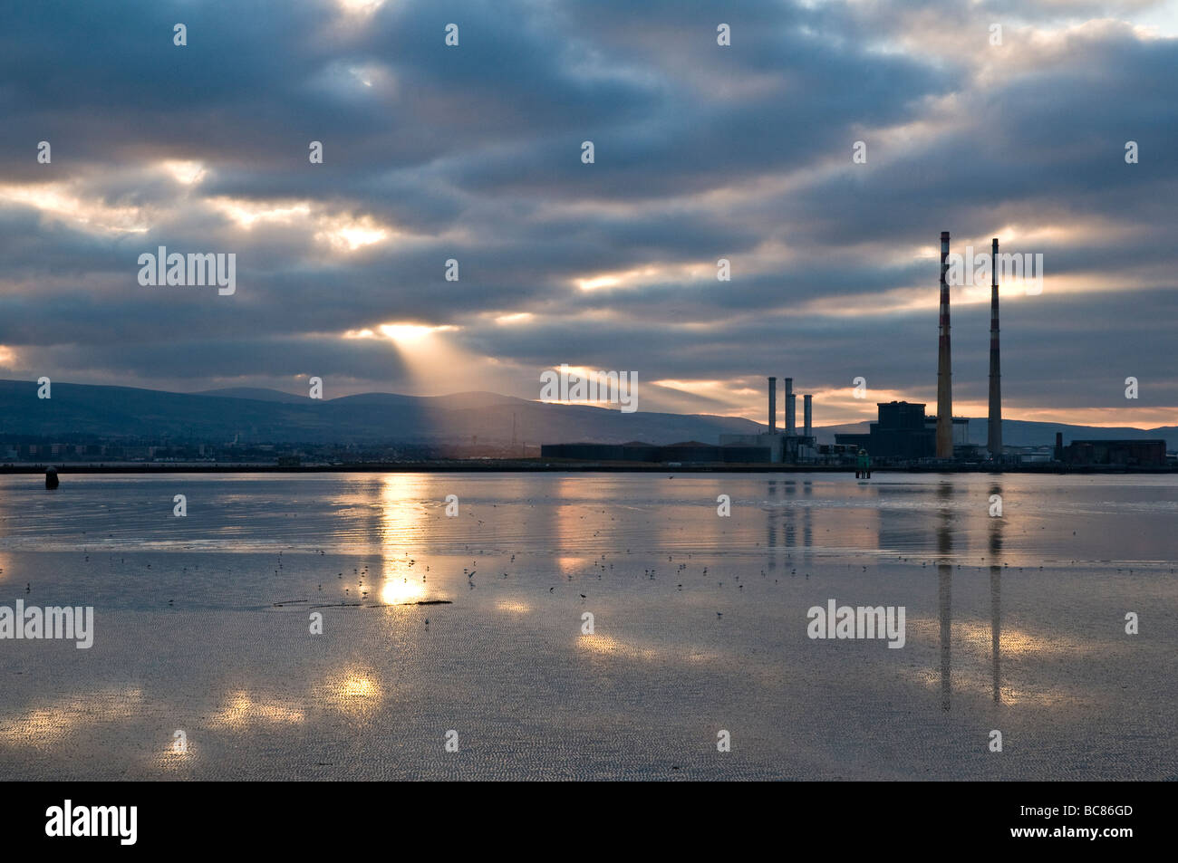 Coucher de soleil derrière Poolbeg Power Station, Dublin, Irlande Banque D'Images