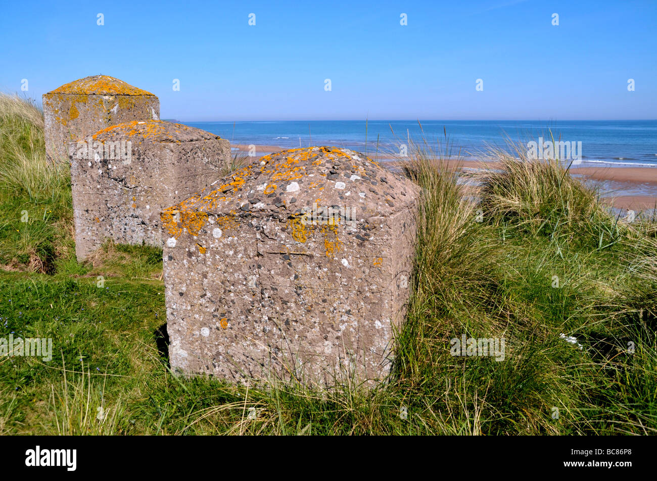 La seconde guerre mondiale, deux colonnes de béton de la défense sur la côte nord-est de l'Ecosse. Banque D'Images