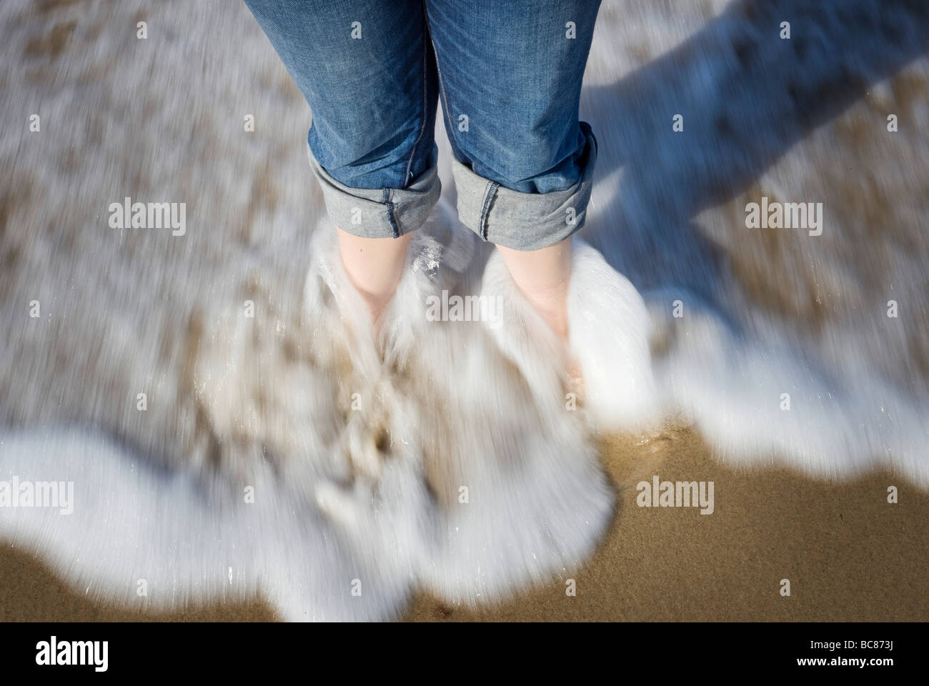 Laver l'eau autour de jambes Banque D'Images