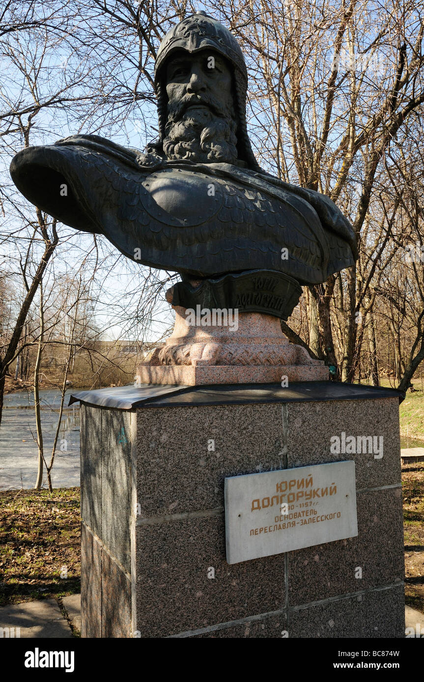 Pereslavl Zalessky : monument à Youri Dolgorouki, connu sous le nom de Yuri Longharm, prince de Souzdal, à l'intérieur du monastère Goritsky Banque D'Images