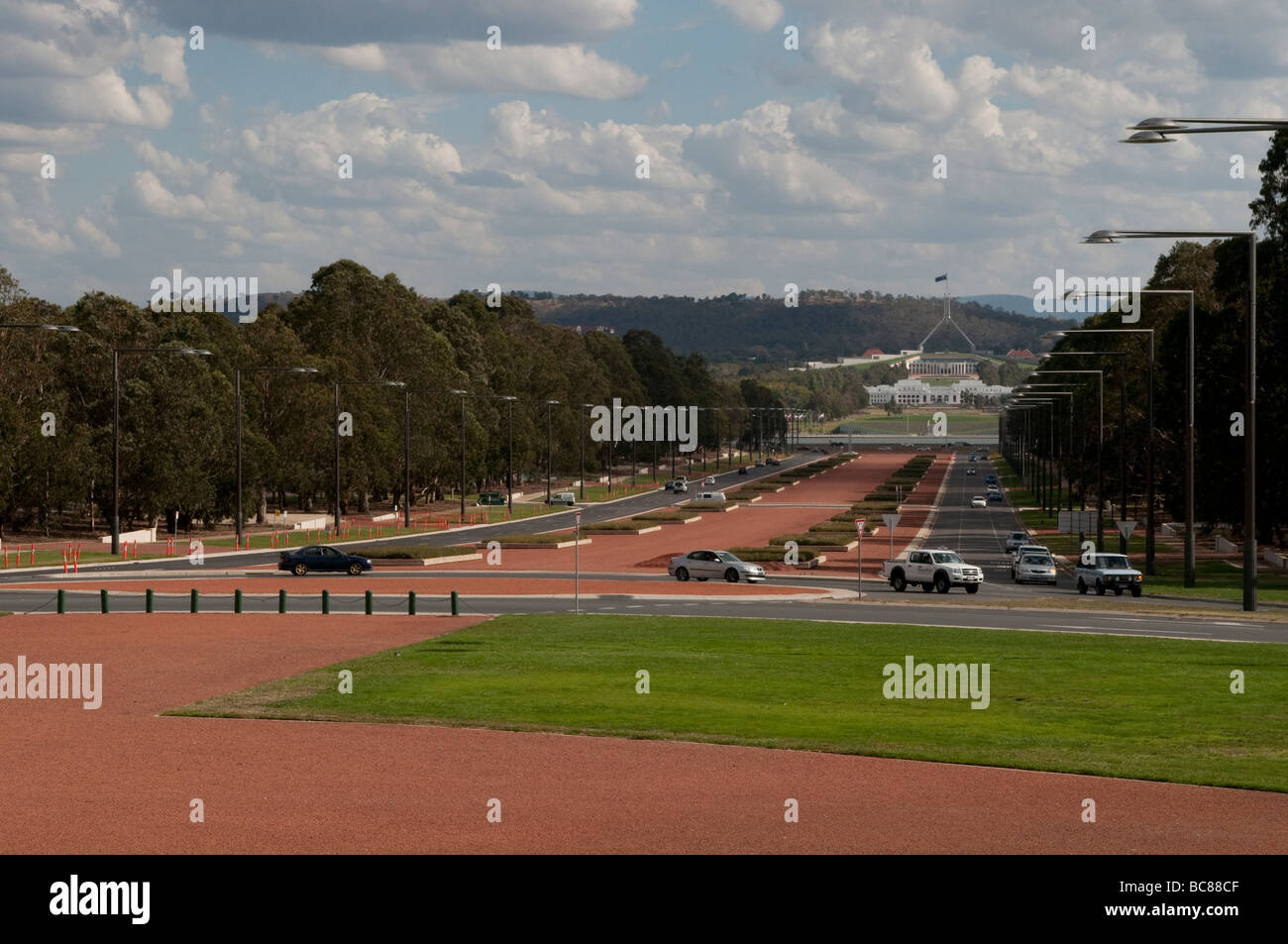Anzac Parade avec la Maison du Parlement à distance, Canberra, ACT, Australie Banque D'Images