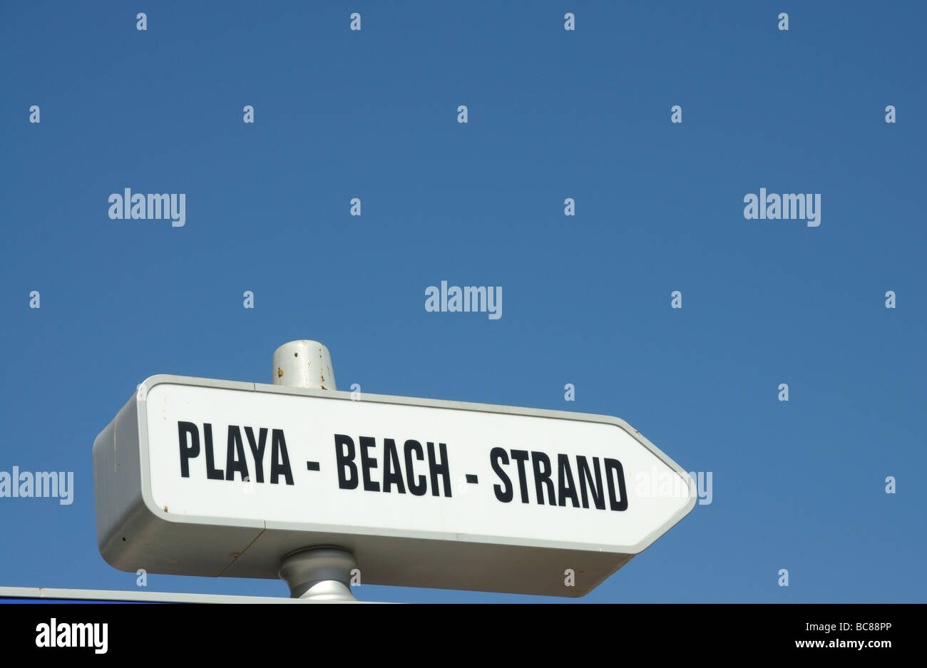 Inscrivez-vous pour la plage en trois langues, espagnol, anglais et allemand Banque D'Images
