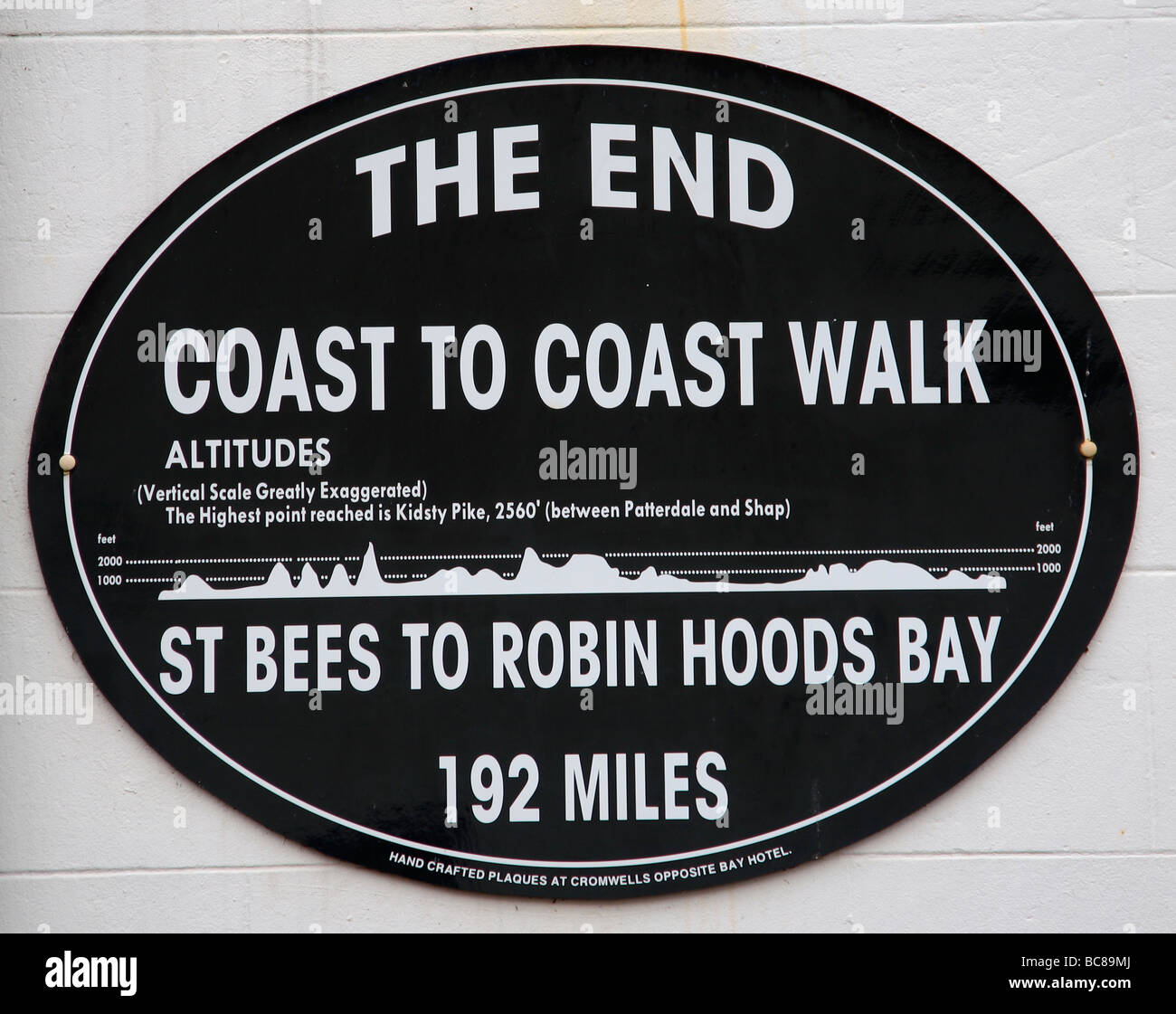 La fin d'un océan à l'autre à pied plaque à Robin Hoods Bay North Yorkshire Angleterre Grande-bretagne UK Banque D'Images