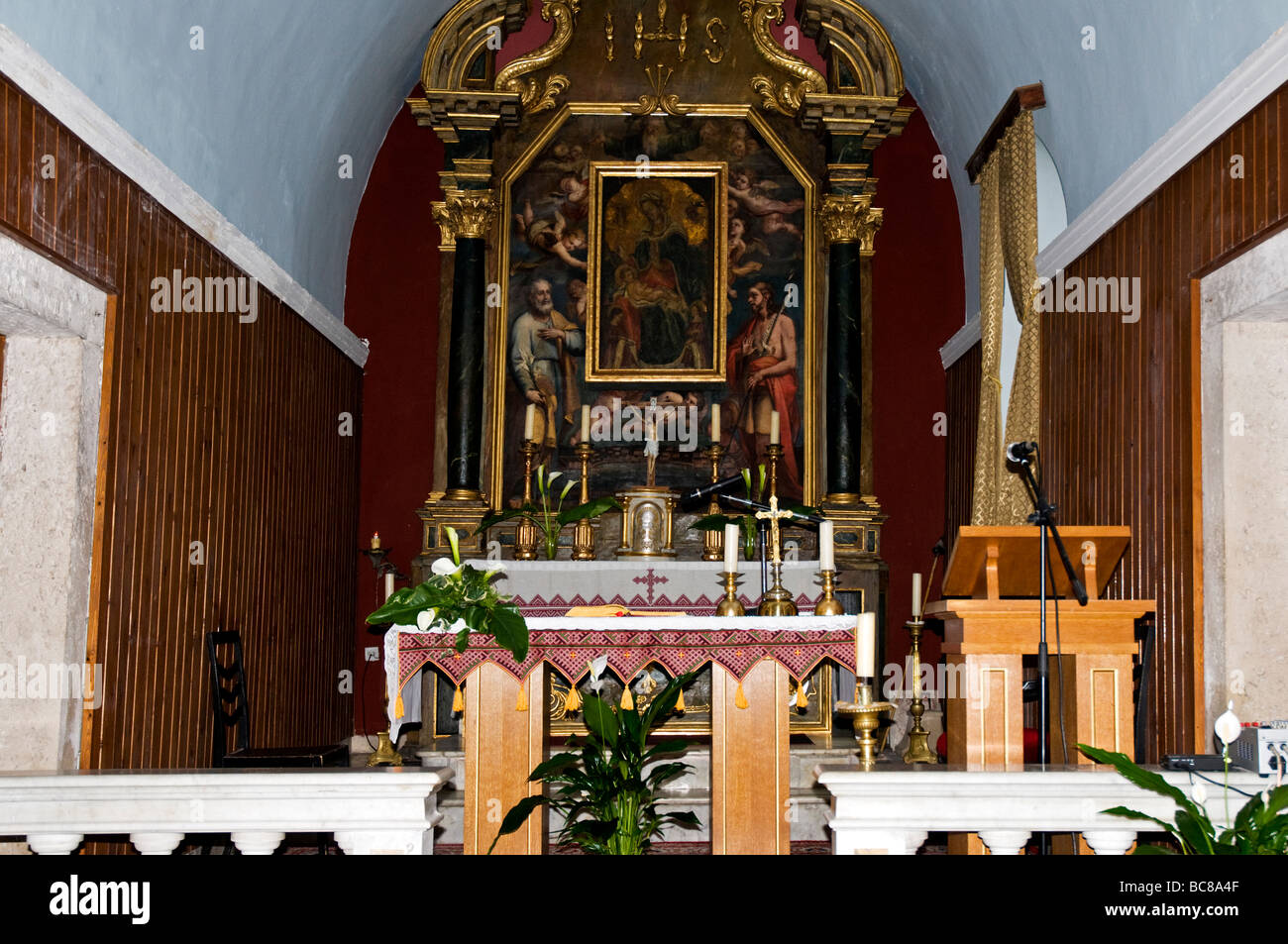 L'autel d'une église à Cavtat, Croatie Banque D'Images