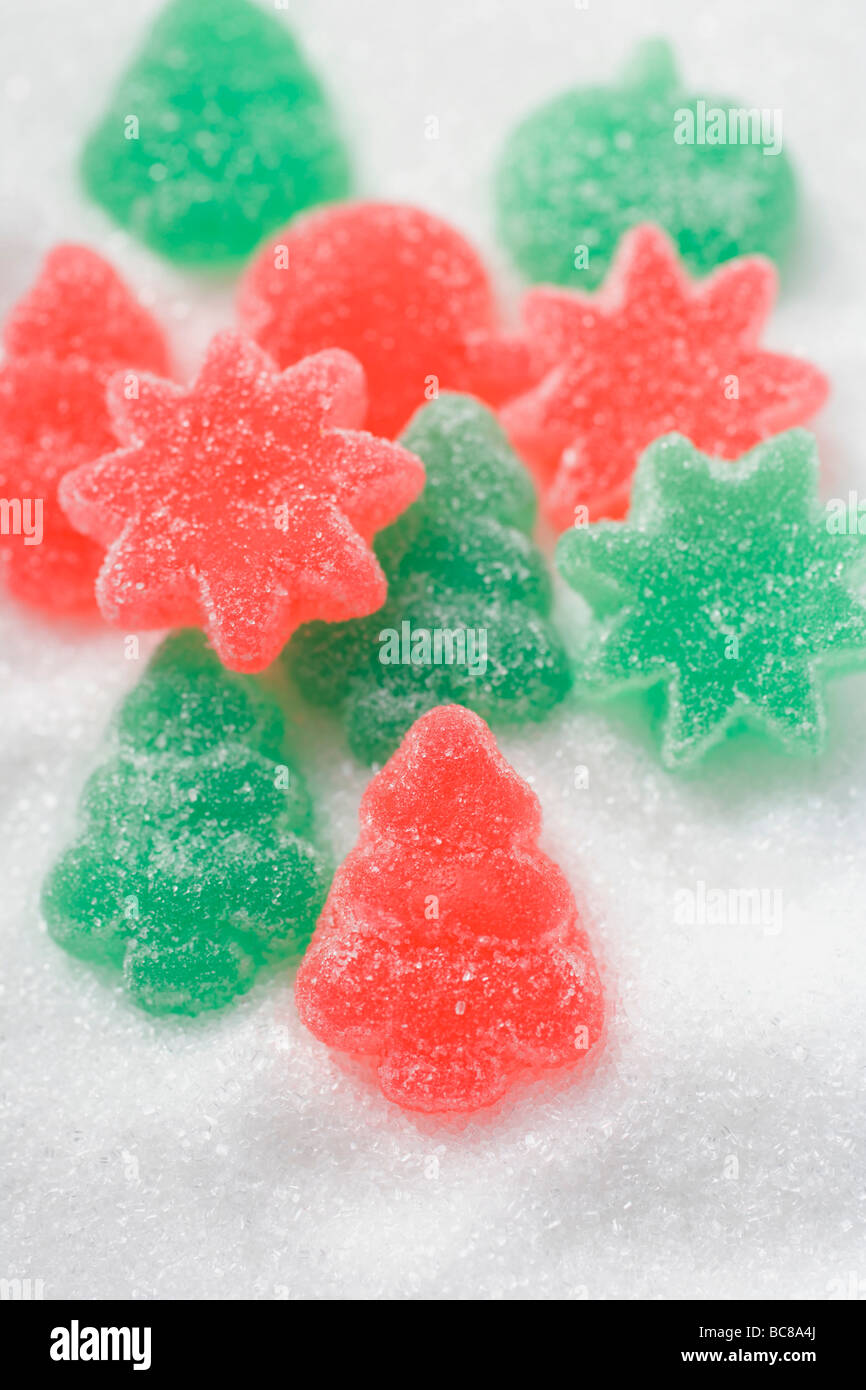 Christmassy jelly sweets sur le sucre blanc - Banque D'Images