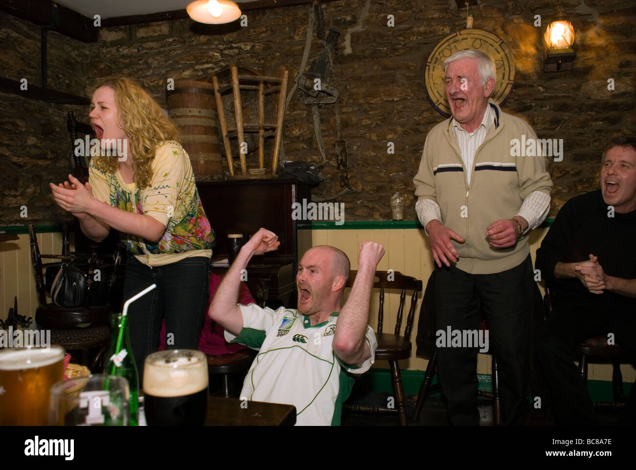 Les partisans irlandais célèbrent une Irlande essayez en remportant des tournois de rugby des six nations en mars 2009 Banque D'Images