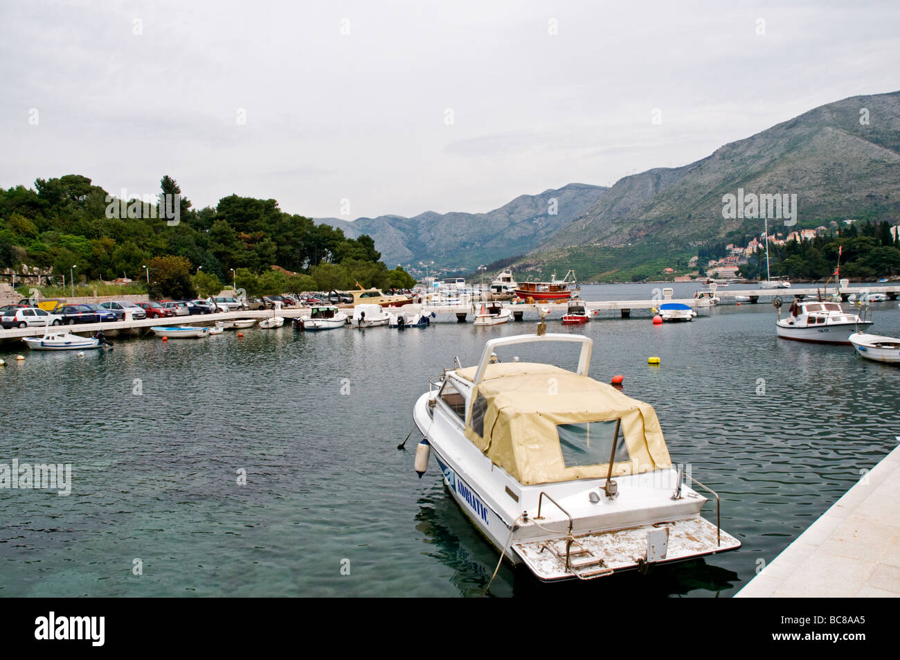 Petit plaisir coloré bateaux amarrés sur les eaux bleues de la port abrité de Cavtat, Croatie Banque D'Images