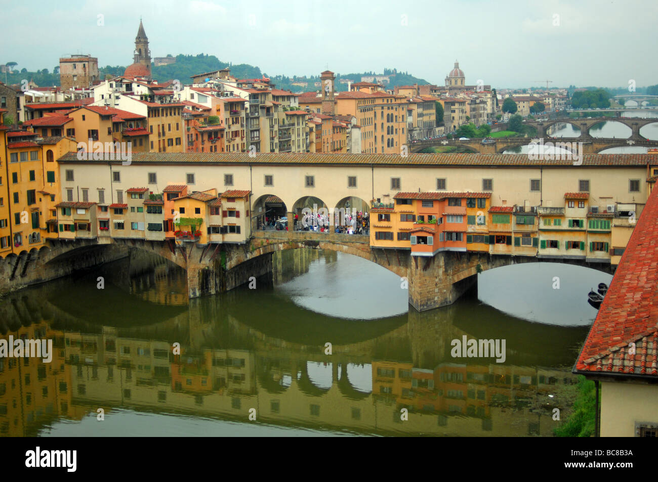 Réflexions du Ponte Vecchio à Arno à Florence Italie Banque D'Images