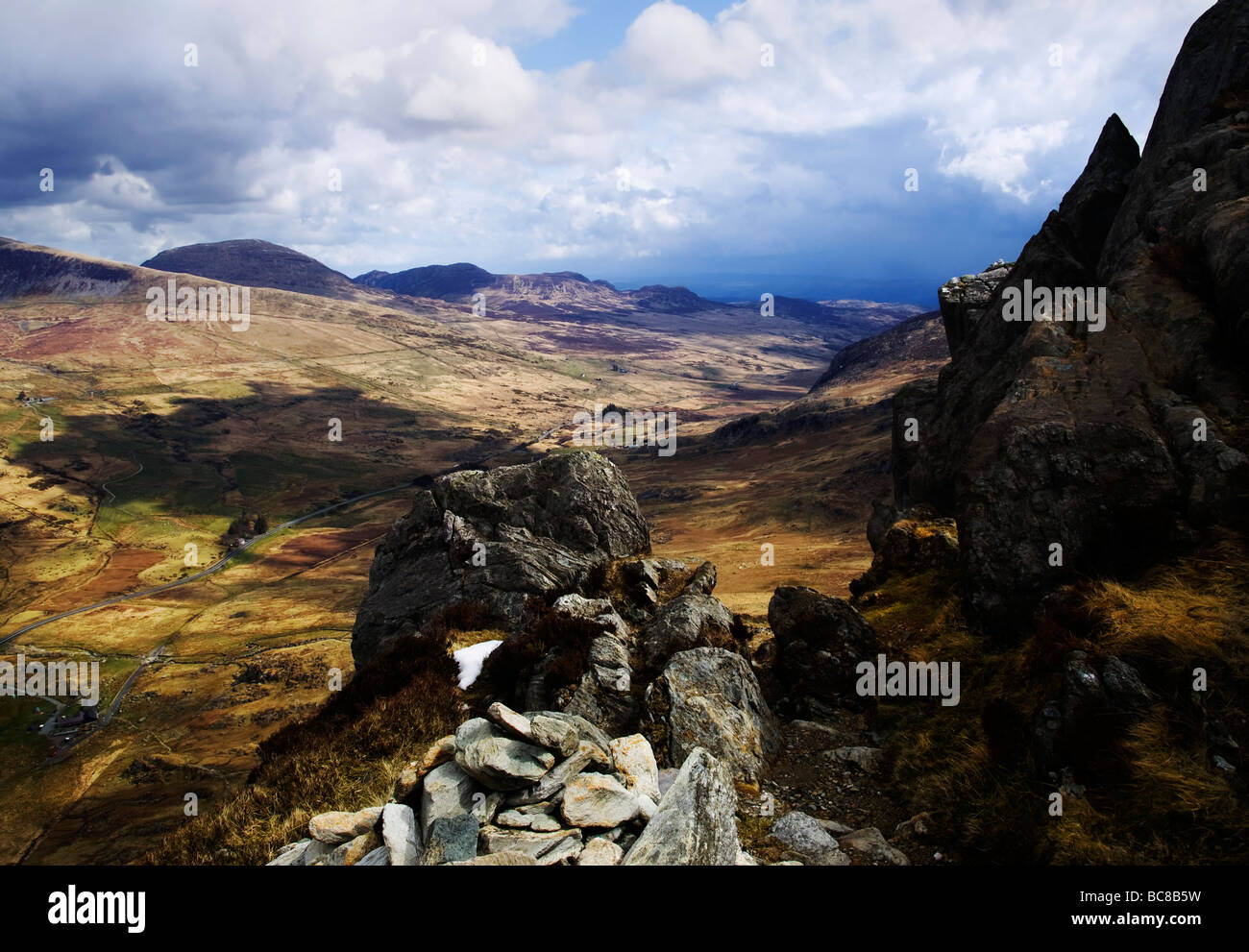 Vue vers l'est du haut des pentes de Tryfan dans le Nord du Pays de Galles Banque D'Images