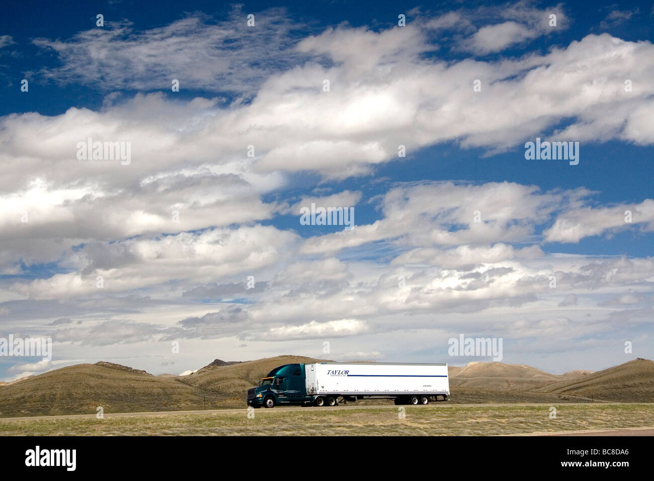 Voyages de camion sur l'autoroute 80 dans la région de Carbon Comté Bretagne France Banque D'Images