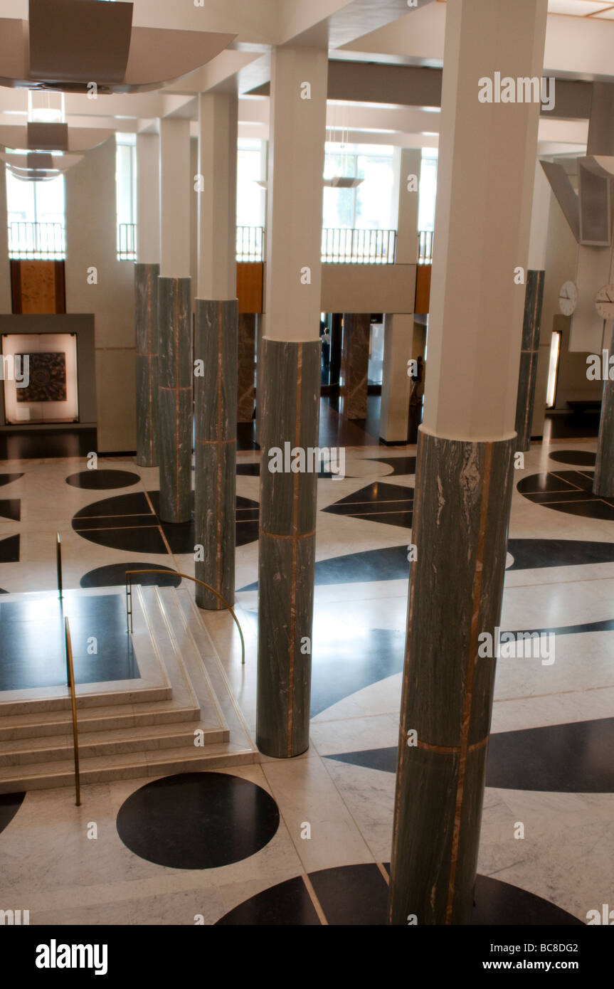 Nouvelle Maison du Parlement, le foyer avec des colonnes de marbre représentant des forêts d'eucalyptus, Canberra, ACT, Australie Banque D'Images