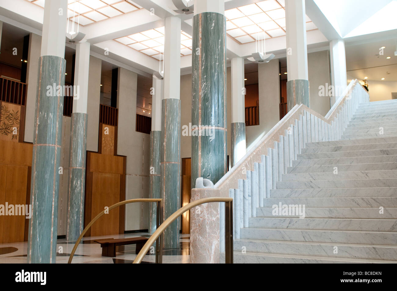 Nouvelle Maison du Parlement, le foyer avec des colonnes de marbre représentant des forêts d'eucalyptus, Canberra, ACT, Australie Banque D'Images