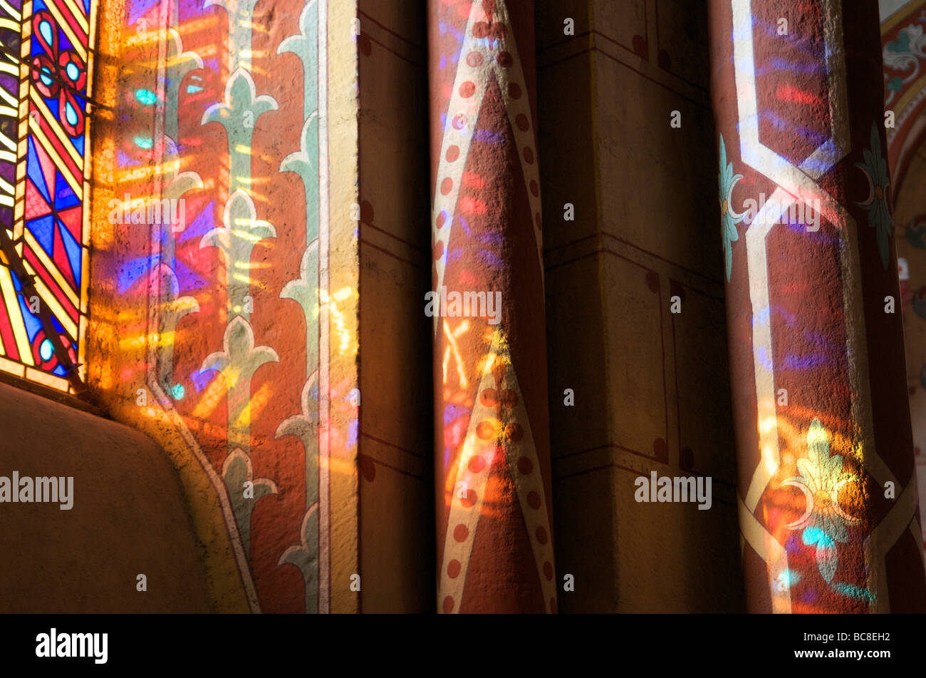 Décoration sur une colonne de l'église romaine Saint Austremoine d'Issoire. L'Auvergne. La France. Banque D'Images