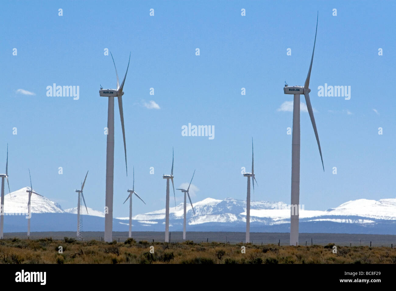 Générateurs du vent et la chaîne de montagnes Uinta le long de l'Interstate 80 East d'Evanston USA Wyoming Banque D'Images