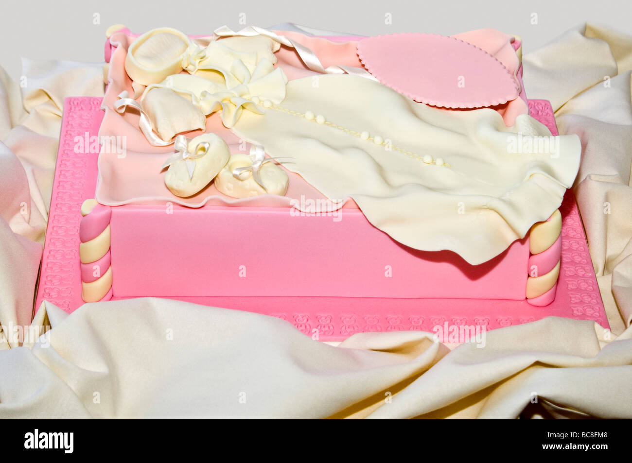 Close up of Horizontal sugarcraft détaillées travailler sur un gâteau de célébration décoré pour une baby girl's christening/ baptême Banque D'Images