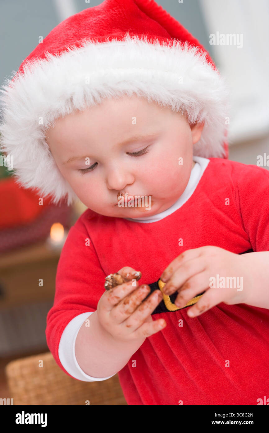 Au Pere Noel Bebe Hat Malpropre Avec Du Chocolat Photo Stock Alamy