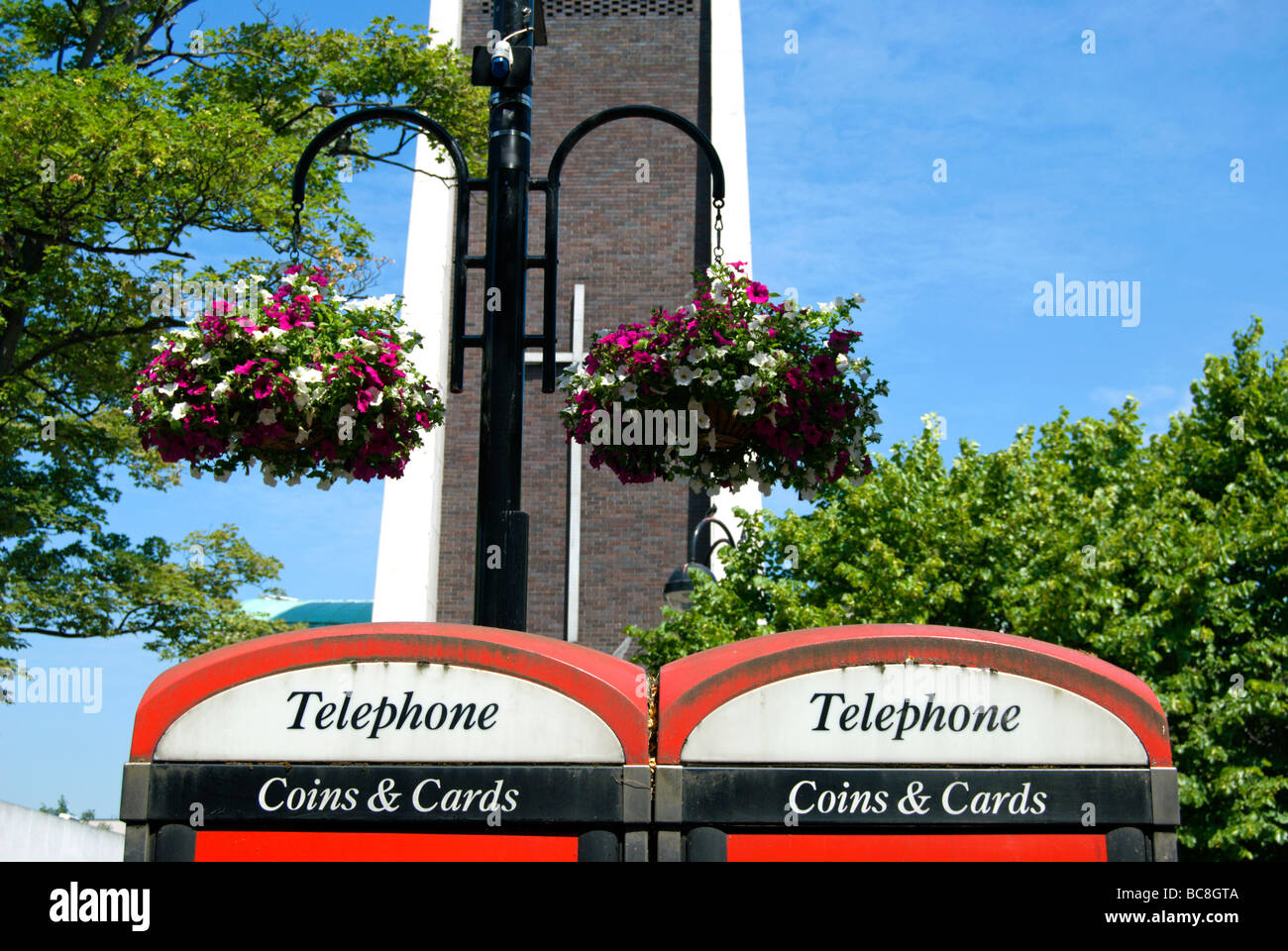Hauts de deux boîtes de téléphone public à Hounslow high street, Middlesex, Angleterre, avec en arrière-plan Banque D'Images