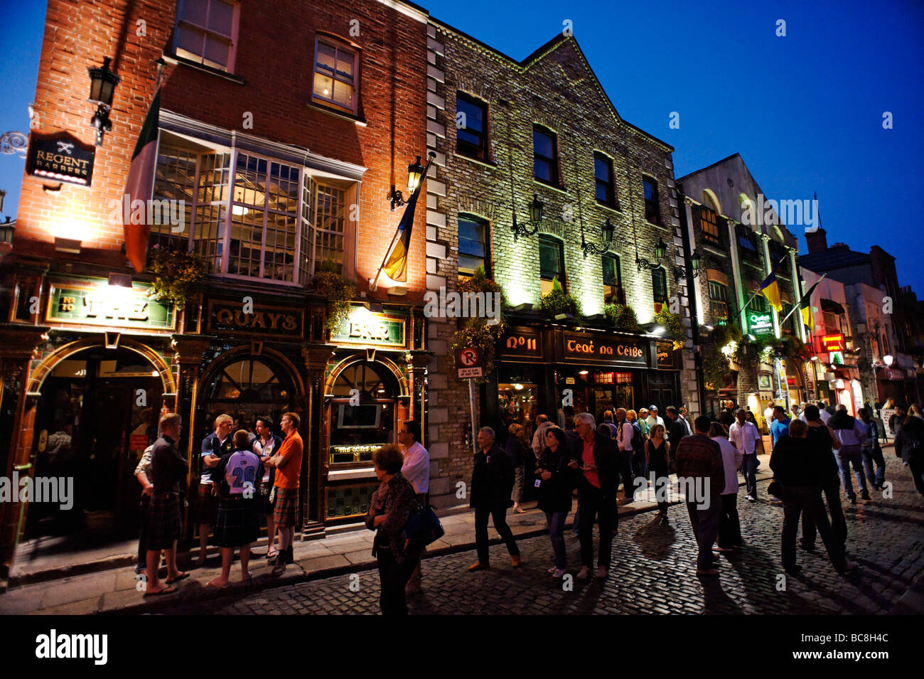Rangée de pubs le long de l'animation de la vie nocturne de Temple Bar Dublin République d'Irlande Banque D'Images