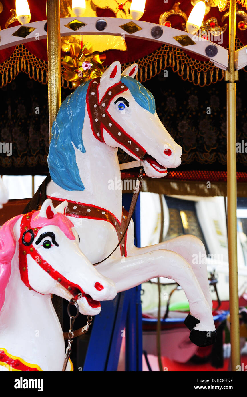 Détail de chevaux de bois sur un manège forain Banque D'Images