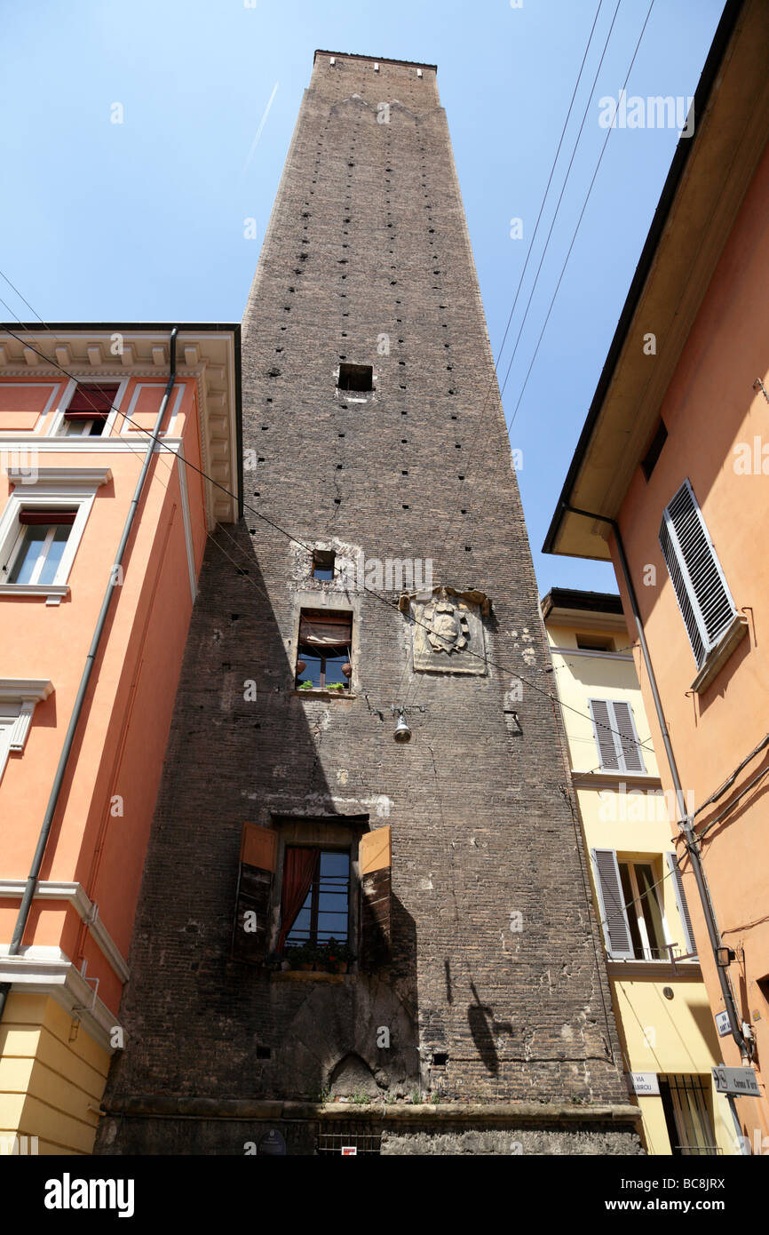 Vue vers le bas via sant alo vers la Torre dei prendiparte aussi appelée la tour couronnée Bologna Italie Banque D'Images