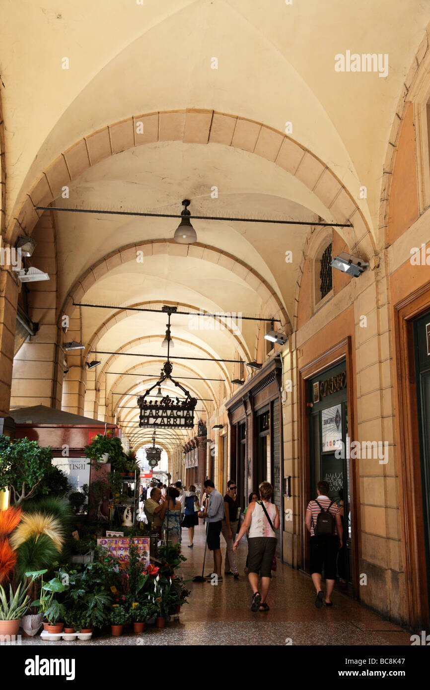 Galerie marchande couverte le long de Via Ugo Bassi Bologna Italie Banque D'Images