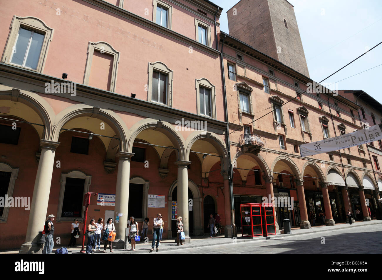 Afficher le long de la Via dell'Independenza l'une des rues principales bologne italie Banque D'Images