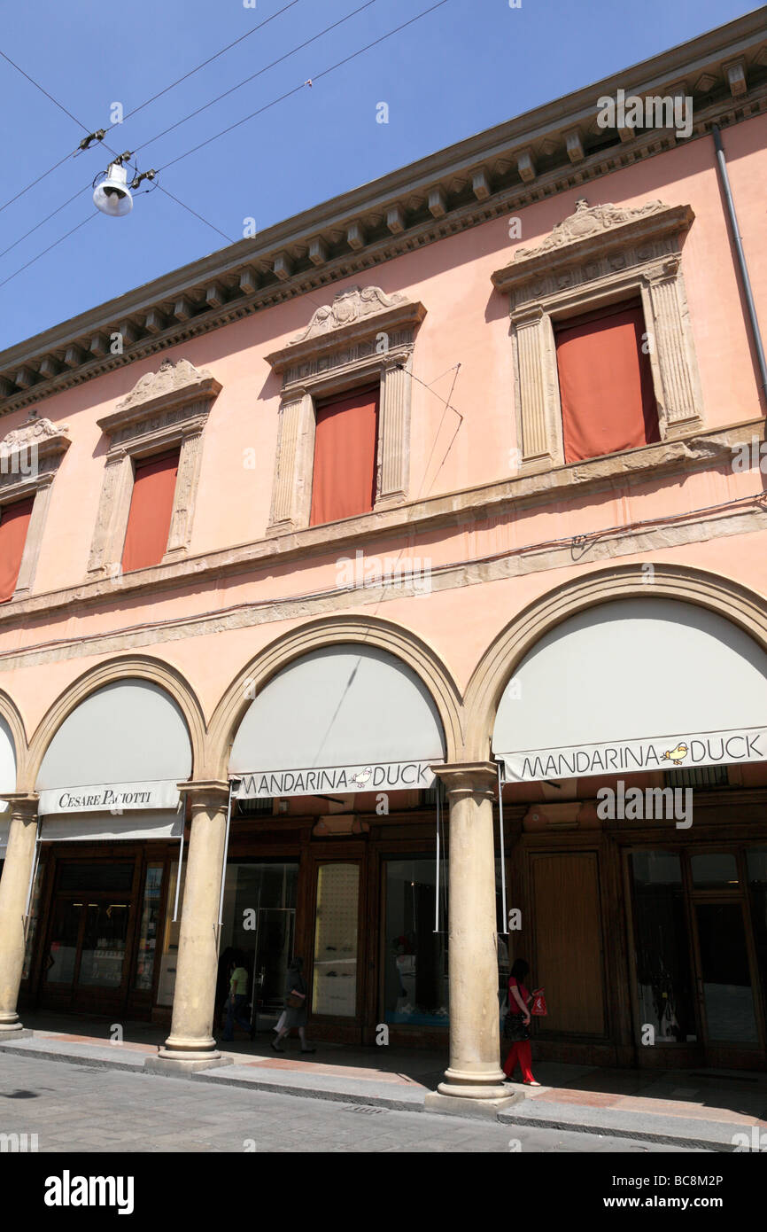 Galerie marchande couverte le long de via deli archignnasio piazza galvani Bologna Italie Banque D'Images