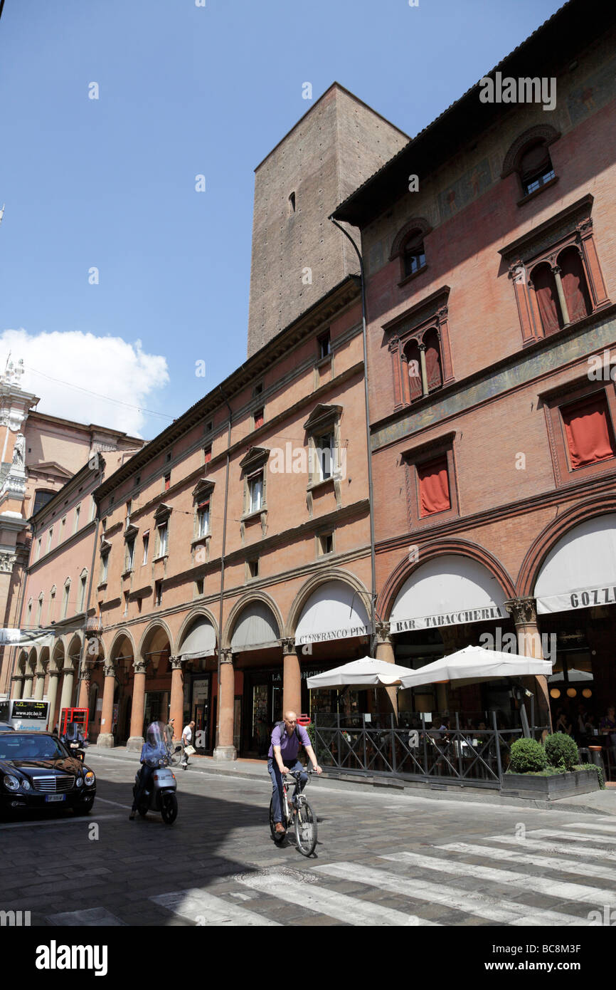 Afficher le long de la Via dell'Independenza l'une des rues principales bologne italie Banque D'Images