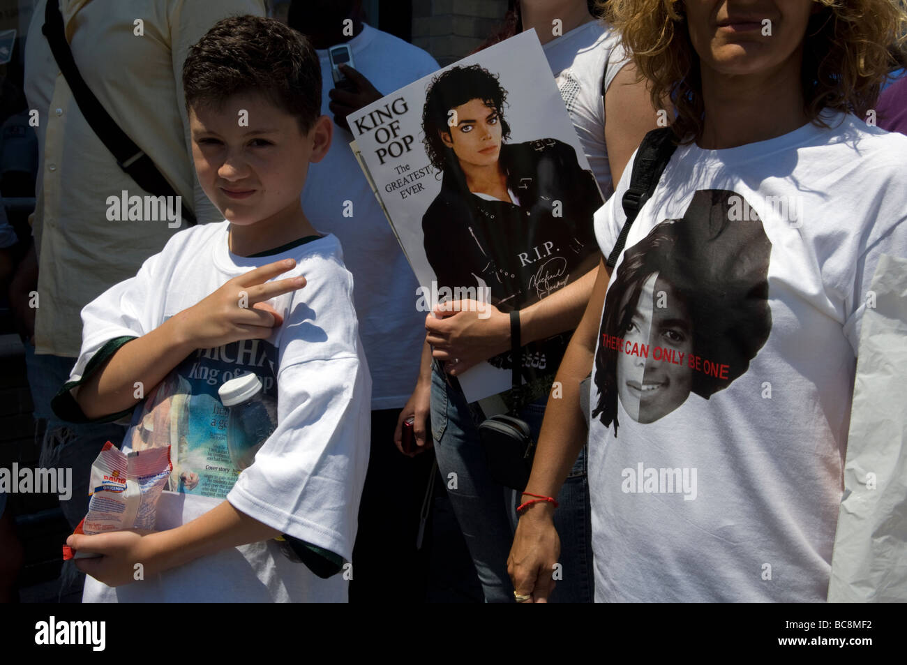 Des milliers de fans de Michael Jackson à l'extérieur de l'Apollo Theatre de Harlem à New York pour un mémorial à la fin de l'icône pop Banque D'Images