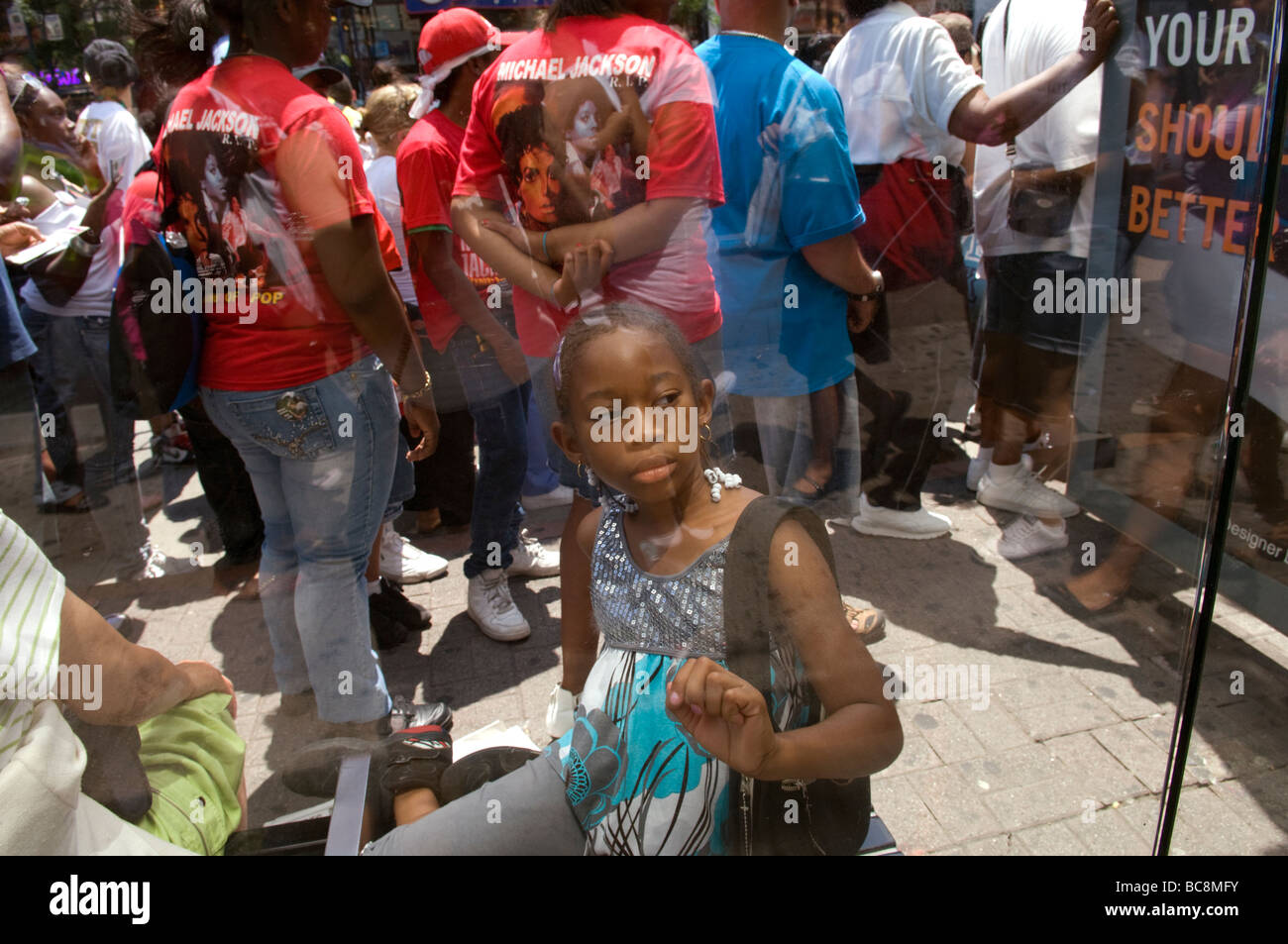 Des milliers de fans de Michael Jackson à l'extérieur de l'Apollo Theatre de Harlem à New York pour un mémorial à la fin de l'icône pop Banque D'Images