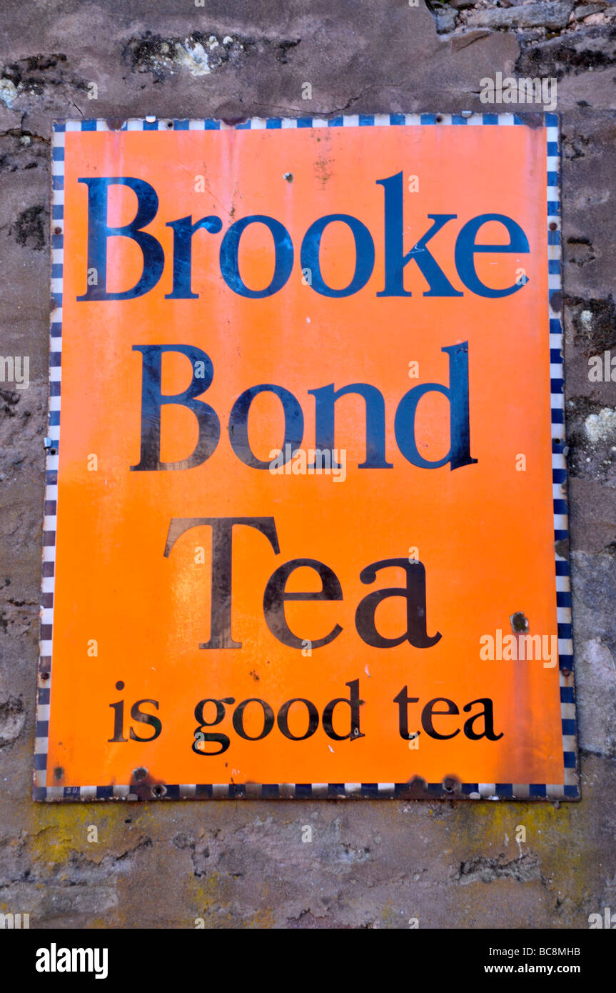 Une vieille affiche publicitaire métal Brook Bond plateau à un vieux musée fonctionnement de la gare. Banque D'Images