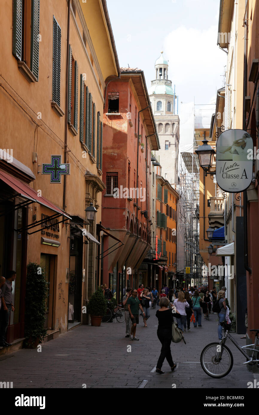 Vue vers le bas via Massimo d'azeglio vers accursio tour de l'horloge sur le Palazzo Comunale de Bologne à la fin de l'italie Banque D'Images