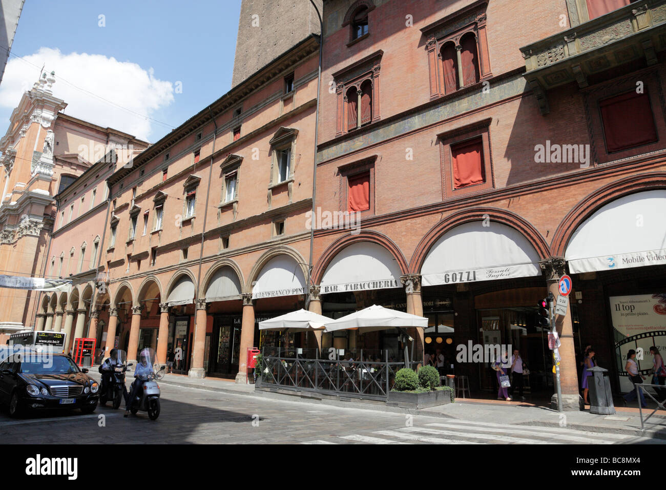 Afficher le long de la Via dell'Independenza l'une des rues principales bologne italie Banque D'Images